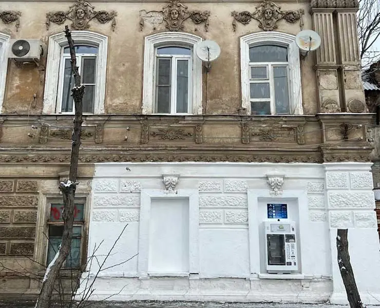 В окно старинной усадьбы в Астрахани вмонтировали водный автомат