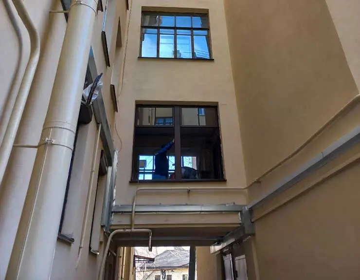 Исторические окна демонтируют в доме Блока в Санкт-Петербурге