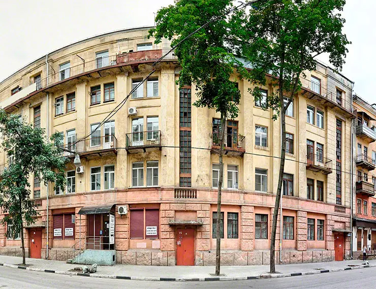 Старинные вертикальные окна в довоенном доме в центре Воронежа заменили на пластиковые