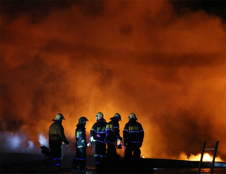 Крупный пожар потушили на складе пластиковых окон в Новосибирске