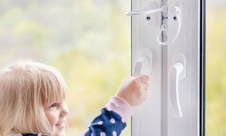 Что лучше защитит ребенка от выпадения из окна?