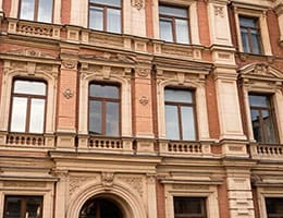 Суд обязал петербурженку убрать остекление террасы на фасаде дома-памятника