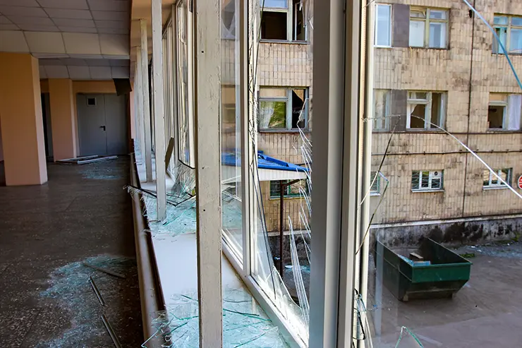 Югра помогла заменить окна в жилых домах Макеевки