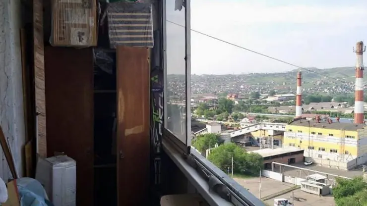 В Красноярске будут судить мужчину, с балкона которого на детей упала оконная рама
