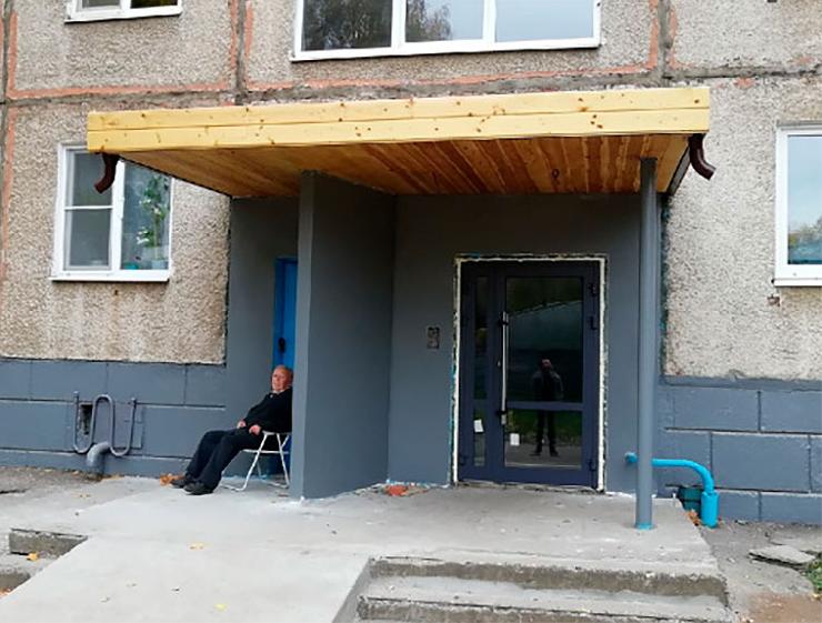 «Надолго ли?»: жители установили стеклянные двери в ярославской «панельке»