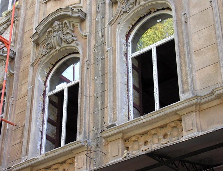 Пластиковые окна покрасят в домах-памятниках