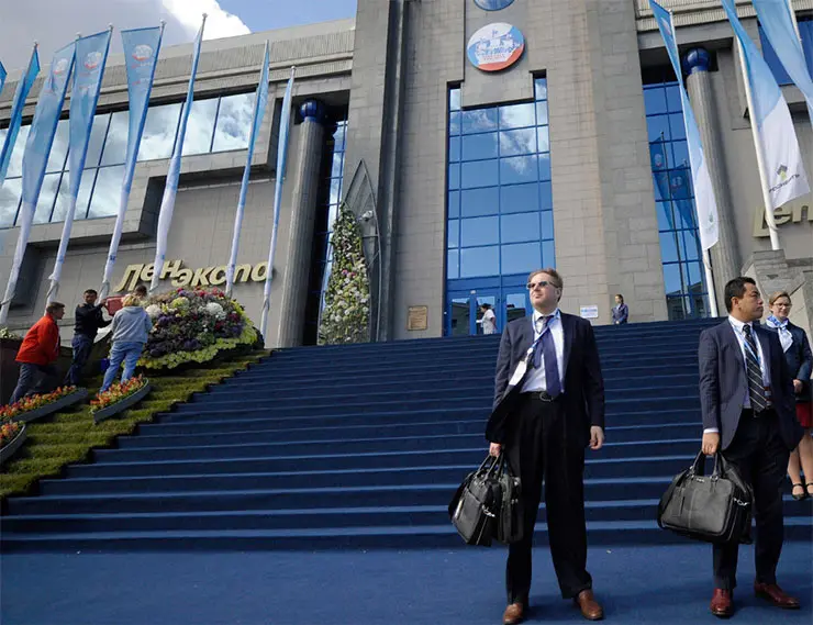 Врио главы Дагестана провел встречу с главой АО «Салаватстекло» в рамках ПМЭФ