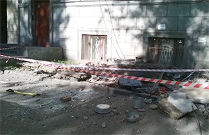 Балкон обрушился на автомобили на Московском проспекте Петербурга