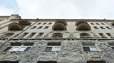 Фрагменты балкона обрушились на здании в центре Москвы
