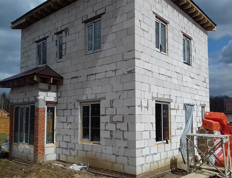 Строим дом: нюансы установки окон перед зимой