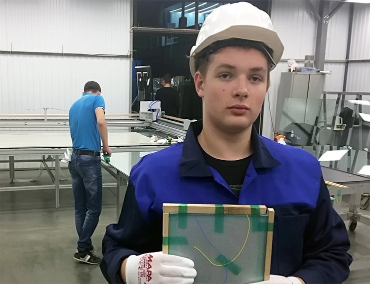 Имитирует витраж и выдерживает удар мяча: московский школьник разработал умное стекло