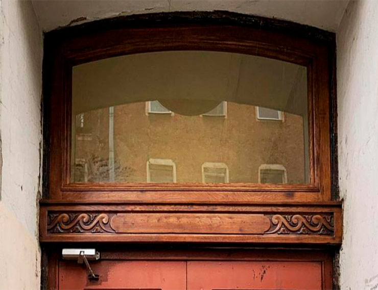 Демонтированная в «нулевые» историческая дверь с окном вернется в доходный дом Шведерского