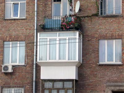 В Екатеринбурге расширят список домов, где будут «расстеклять» балконы