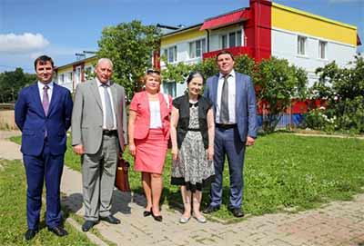 Слева направо: Заместитель директора Департамента программ стимулирования спроса ФИОП Максим Невесенко, Руководитель Фонда капитального ремонта Калужской области Александр Басулин, советник Председателя Правления ООО «УК «РОСНАНО» Анатолия Чубайса Елена Д