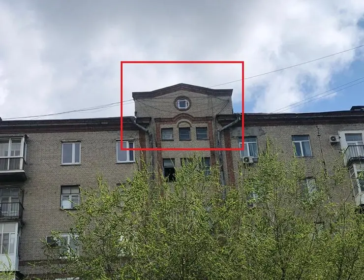 В Волгограде в круглые окна исторического дома вставили квадратные 
