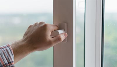 В жилом доме в Москве оценили техническое состояние оконных рам