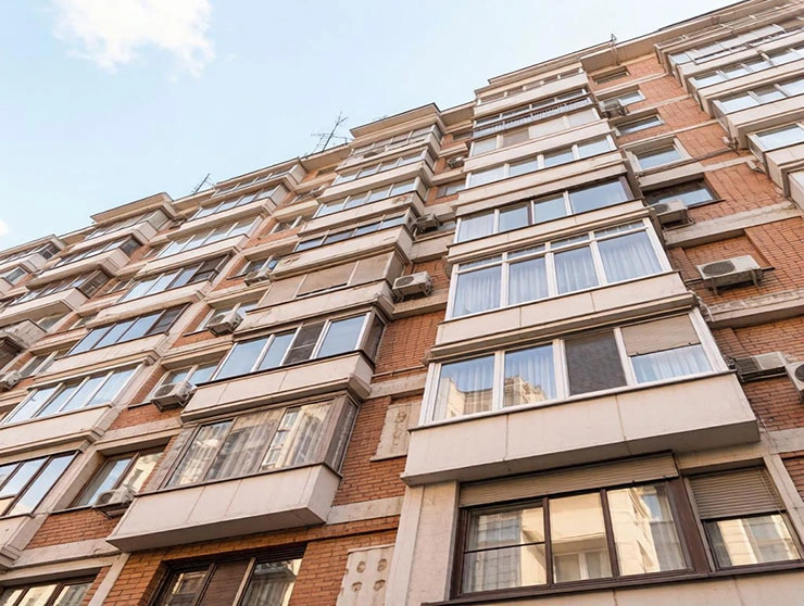 Пермяк заплатил 105 тысяч за то, что оконная створка упала на чужую машину