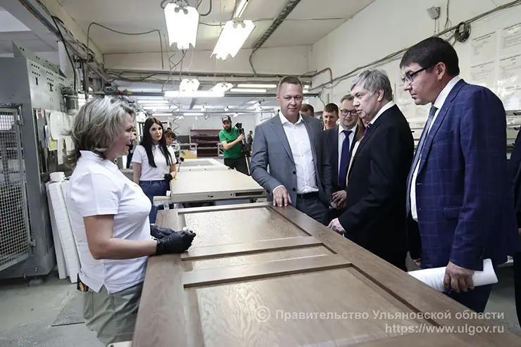 Губернатор Ульяновской области посетил производство дверей