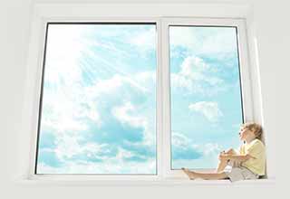 Следователи предупреждают об опасности открытых окон и москитных сеток