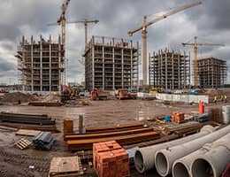 Выдача разрешений на строительство домов продолжает снижаться