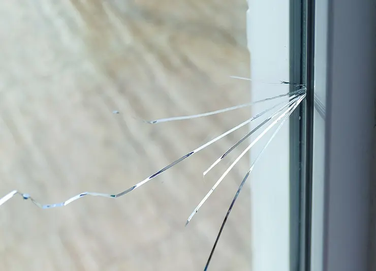 Спонтанные трещины в оконных стеклах: причины, методы борьбы и профилактики