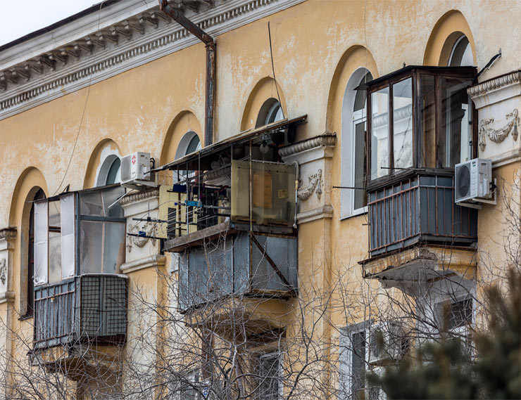 УК требует от жильцов многоэтажки «расстеклить» балконы ради ремонта фасада