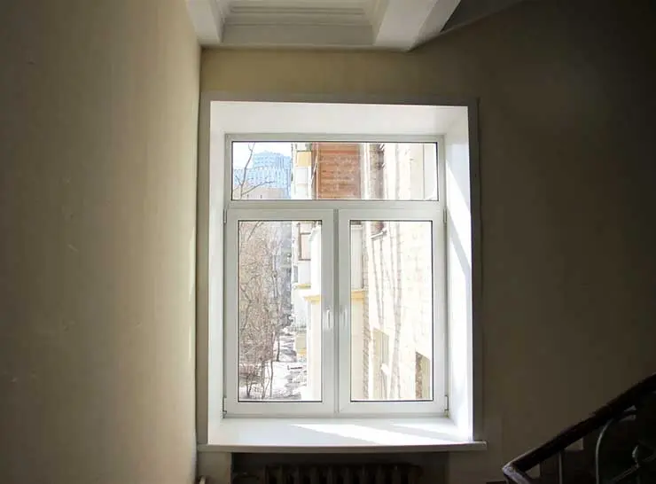 Более 215 тысяч окон заменили в подъездах московских домов в рамках капитального ремонта