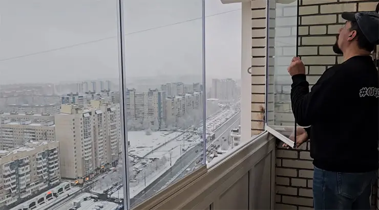 Преимущества безрамного остекления RALUMA балконов в МКД: опыт компании партнера