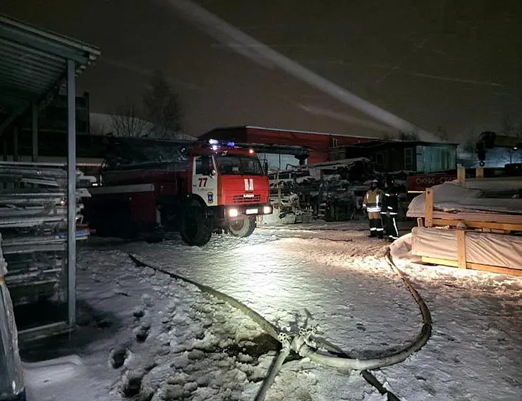 В Подольске произошел пожар на складе по производству пластиковых окон