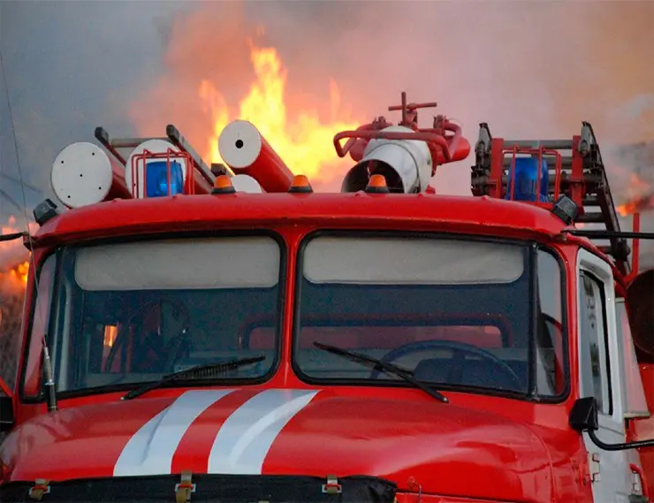 В Кузбассе горел цех по производству окон