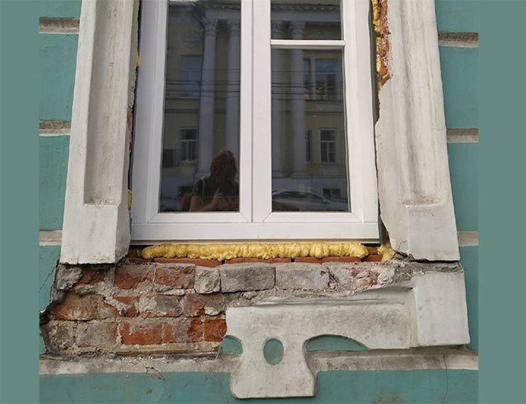 В центре Рязани во время ремонта повредили историческое окна