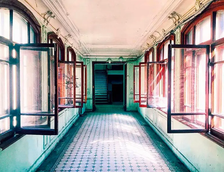 Замглавы городского отделения ВООПИиК рассказал, что можно сделать для защиты исторических окон в Петербурге