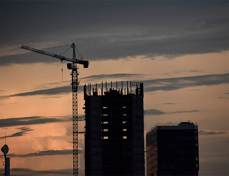 Из-за пандемии 60% девелоперов по всему миру отложили строительство жилья