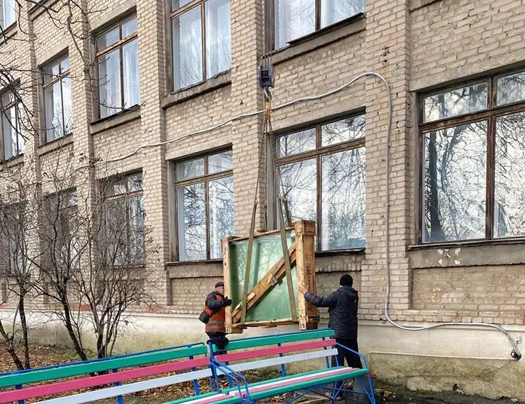В ЛНР привезли стекло из Калужской области для восстановления школы 