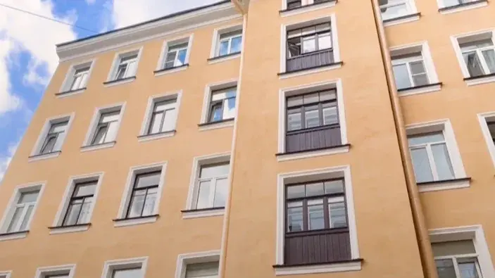 В дореволюционном доме на Петроградке восстановили исторические окна