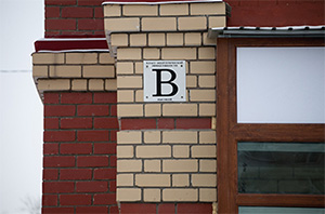 Таблички с классом энергоэффективности все чаще видны на фасадах домов