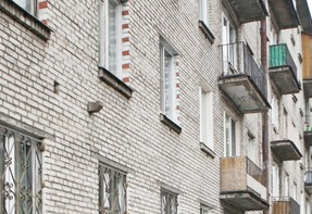 Госжилинспекция рассказала, кто должен следить за балконами