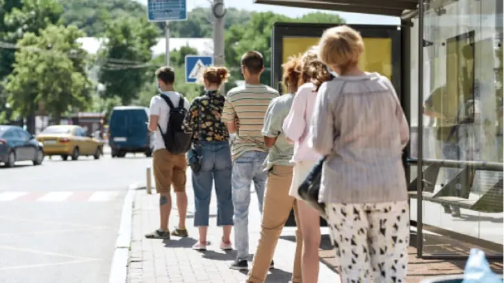 В Челябинске планируется отказаться от стекол на остановках из-за вандалов