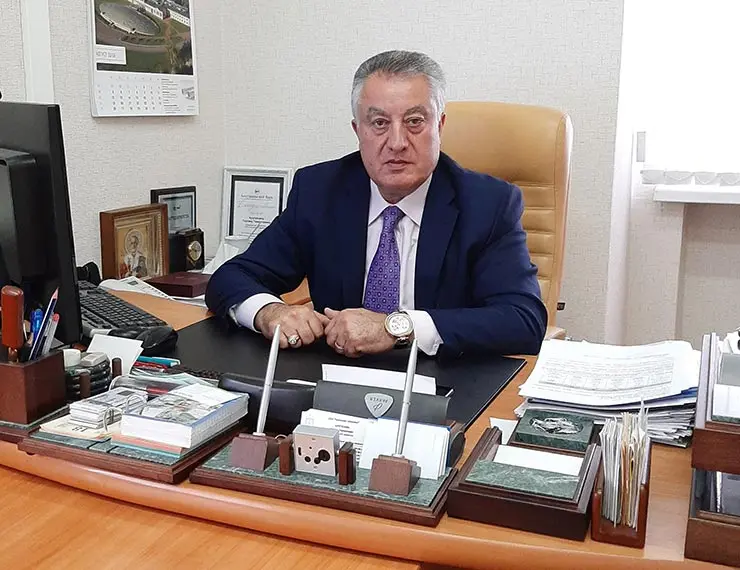 «Рехау» поздравляет генерального директора компании «Евроокна» Гургена Арутюняна с юбилеем 