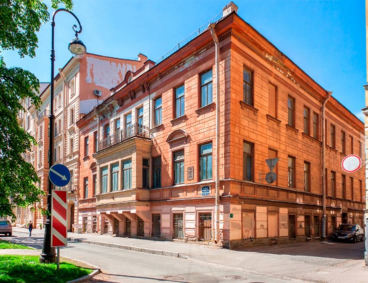 Никогда такого не было, и вот опять: в Петербурге самовольно меняют окна в историческом здании