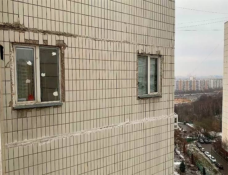 Москвич прорубил окна в глухой стене 14-этажки