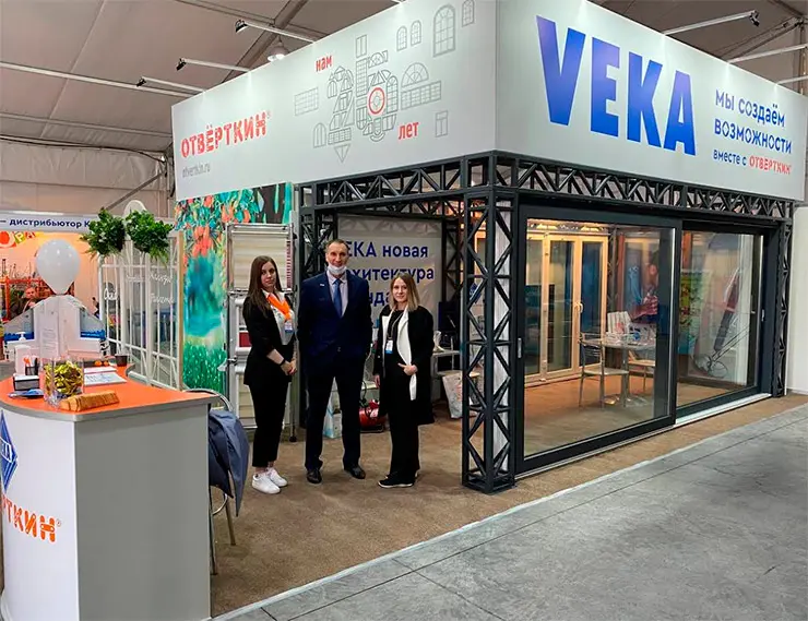 Министр строительства Приморья посетил стенд VEKA на выставке «Город» во Владивостоке