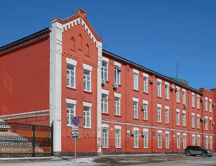 В Барнауле ищут подрядчика для остекления старинного здания казарм стрелкового полка 