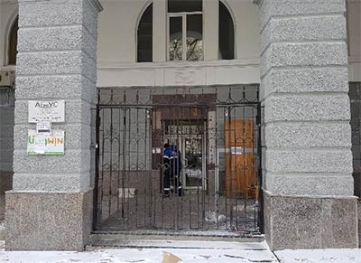 Здание в самом центре Волгограда с дверью на месте окна угрожает жизням людей