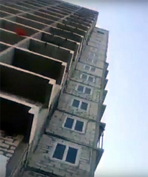 Выпавшее из строящейся многоэтажки в Астрахани окно едва не убило детей