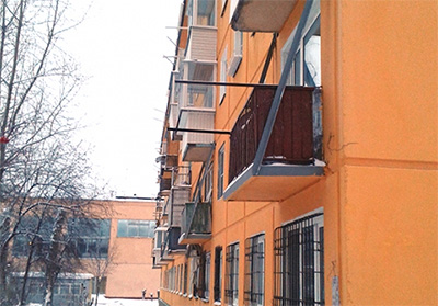 Жители омской многоэтажки пожаловались на черные окна после капремонта