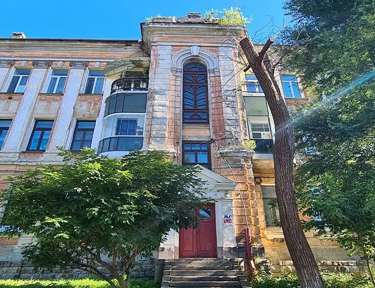 Застекленный балкон в историческом здании во Владивостоке вызвал волну негодования 