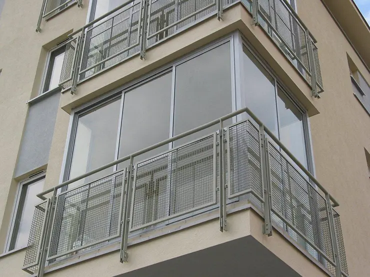 Холодное остекление балкона – какую пользу даёт зимой и весной?