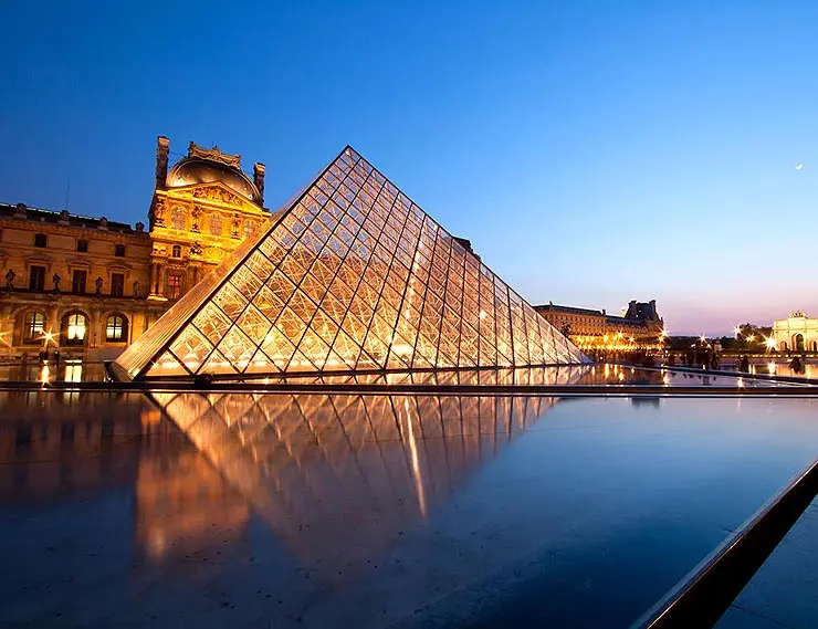 Построено с Roto: великая пирамида Лувра