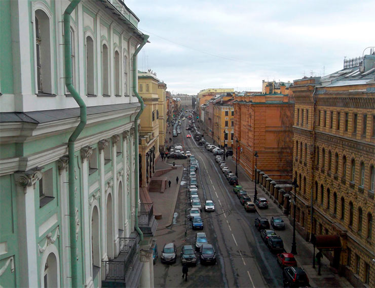 Демонтаж окна разрушил фасад исторического здания в Петербурге